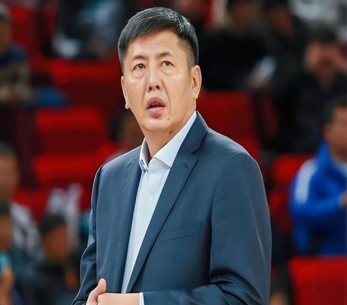 又一CBA主帅要下课了！带队狂输30分，比刘炜还差，战术太单一了