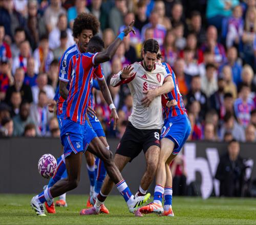 寒冬已至！联赛杯完败水晶宫耻辱出局，利物浦惨遭三杀对标皇马