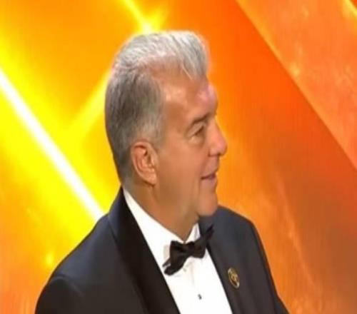 弗里克当选环足奖2025年西甲最佳教练奖，奖杯由拉波尔塔代领