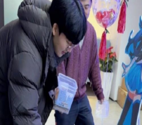 BLG分享基地宠物动态：咕噜噜的幸运日Viper喂零食吃啦