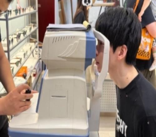 Hope分享动态：在做手术和戴眼镜二选一里还是选择了戴眼镜