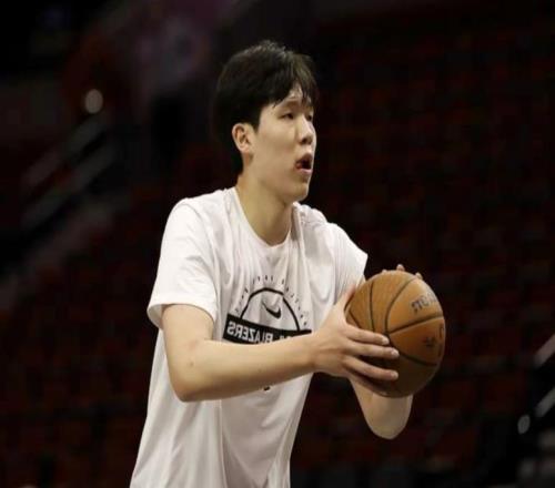 开拓者主场遭湖人逆转，杨瀚森再被弃用，球迷建议杨母去美国陪伴