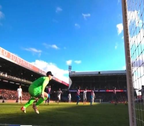 迪恩亨德森下半场戴帽子守门，被芒特进球后把帽子摘了