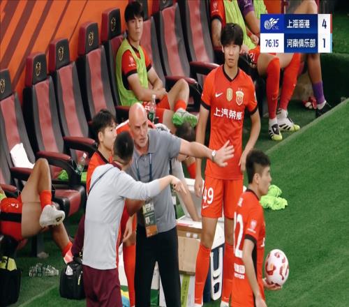 扫堂腿逃红+挑衅撞人，中超关键战：海港升第1，拉莫斯失算酿惨败