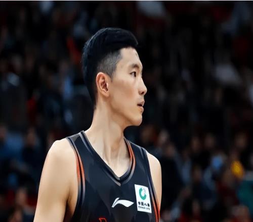高诗岩不上，山东男篮攻防两端都流畅多了，球迷：邱彪想明白了吧