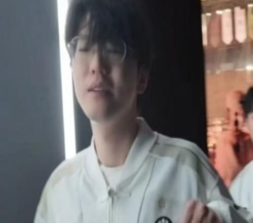 真回不去了Jiejie关注列表无iG俱乐部但有EDG以及iG时期队友