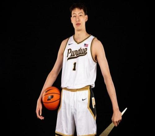 疯抢！男篮小将郇斯楠收到8所NCAA名校邀请，世青赛表现征服全美