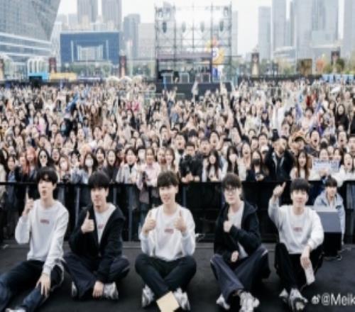 Meiko分享线下粉丝合照：很开心线下见到大家，大家辛苦了