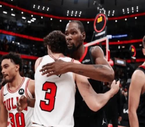 穆迪重伤+火箭内讧！湖人爆冷输活塞，快船狂胜雄鹿稳第八