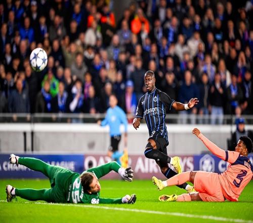 33！亚马尔独造2球，巴萨逃过绝杀+欧冠爆冷，4轮7分跌出晋级区