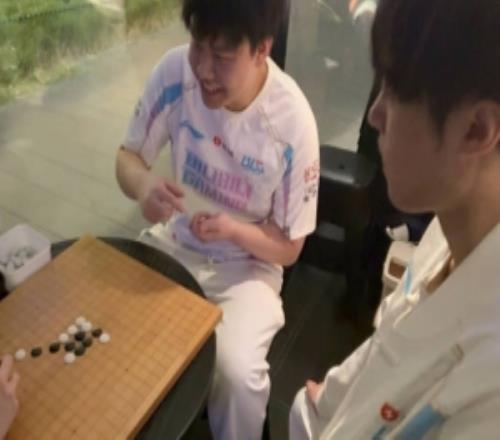 BLG分享Elk和shad0w下五子棋knight当裁判：个人竞技这块儿