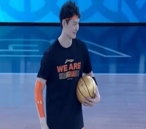 姚明观战！上海7连胜大胜终结广厦8连胜张镇麟16分胡金秋22分