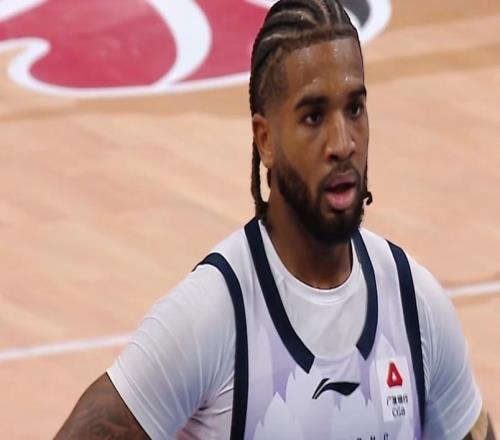 太硬了！山东男篮绝杀北京，珀赛尔隔扣周琦又绝杀，新星也发威