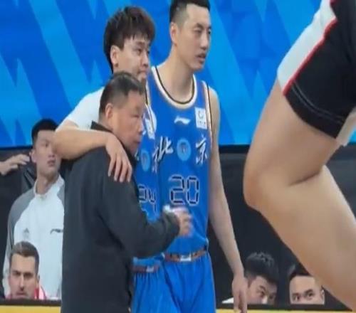 北京德比闫军成乐子！赵睿被肘击反而被吹阻挡犯规，还出现伤退！