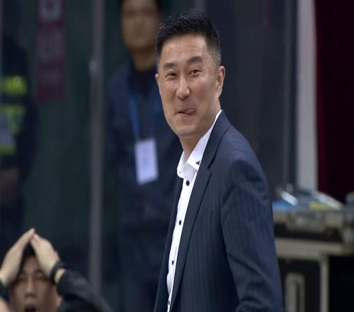 广东18岁小将轰20分10板6助！球迷：杜锋要多点鼓励，少点批评