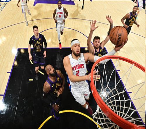 老詹41岁生日遭22分惨败湖人末节崩盘！美媒：活塞比火箭更狠