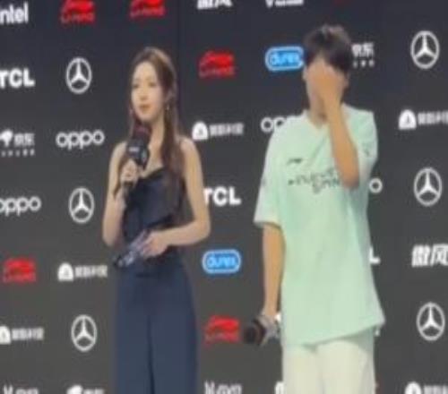 现场粉丝视频：Wei上台采访等待期间疑似情绪上头，希然一旁安慰