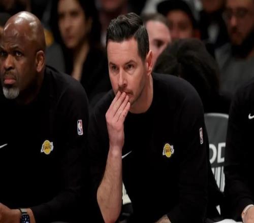 湖人3人末节摧毁比赛！雷迪克胡乱用人暂停，八村垒东契奇灾难性