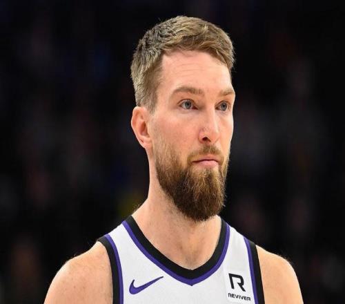 天差地别，记者：多支球队有意萨博尼斯，但拉文无人问津