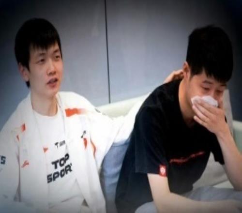 你的压力也很大！郭皓赛后落泪TES员工解释：夸林坚夸着夸着哭了