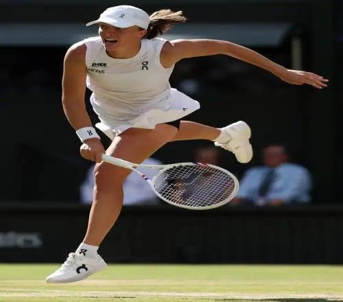 奎雷伊力挺斯瓦泰克年度最佳引争议，网友：萨巴才应该是真女王