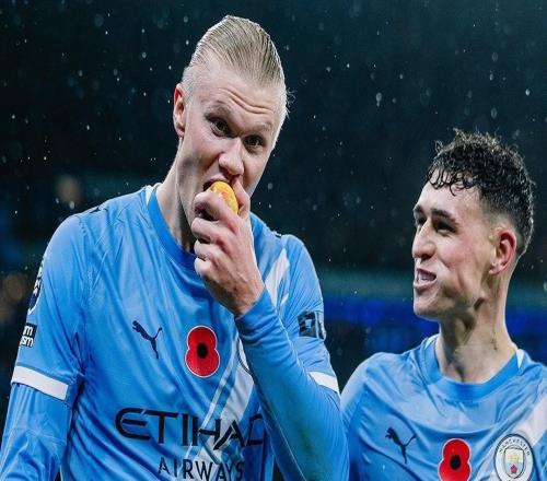 有趣一幕，与利物浦比赛期间哈兰德和福登吃了看台扔下的苹果