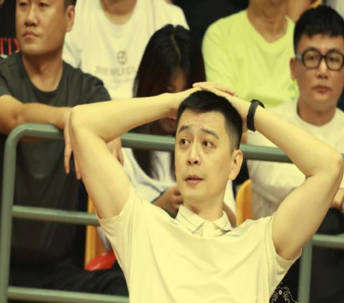 张陈治锋15+7成唯一亮点，辽篮输26分，布朗和奥利弗必须打包走人