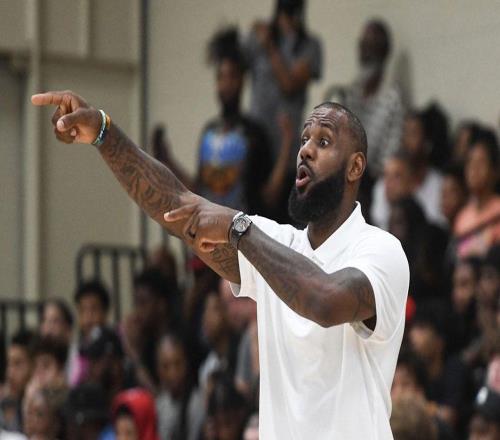 有意思，NBA传奇斯托克顿用“乘直升机登顶”的比喻痛批詹姆斯