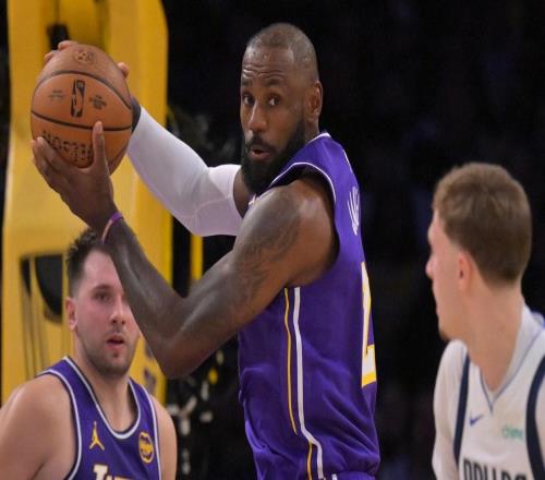 好消息，湖人队勒布朗詹姆斯如预期出战对阵太阳队的比赛