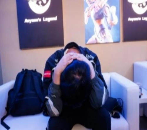 AL赛后返图：队员懊恼抱头，Tarzan双手扶额，Tabe遥望转播采访的Faker