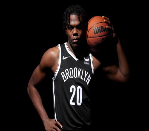 夏普不到3000分钟达成500进攻篮板，74年以来第三人