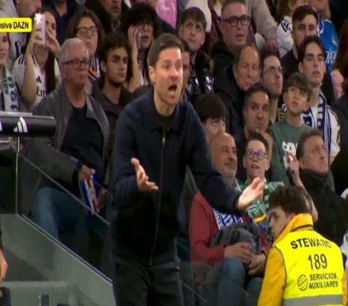 对阵贝蒂斯比赛中，阿隆索场边高声要求维尼修斯提升逼抢强度