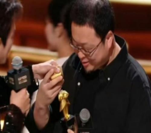 破奖罗永浩现身B站百大颁奖晚会但领奖时奖杯直接断成两半
