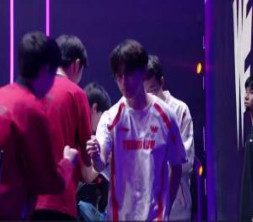 打不过其他队还打不过你WE在登峰组的两胜均为击败FPX