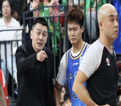 杨鸣被夺权驱逐吃大亏，辽篮狂吃3T+送北京队制胜6分，恐面临追罚