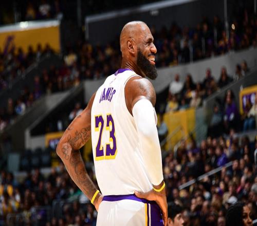 12胜0负，湖人保不败金身！一口气获5大喜讯：老詹爆发77联盟第一