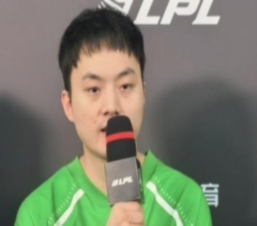 Light：中路飞的那波已经很大劣势了只能找机会开没有选择了