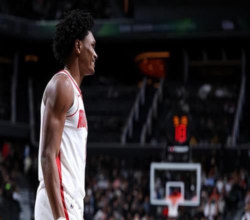 竟然单场命中了两记三分，火箭后场新星难得打出了超水平的表现