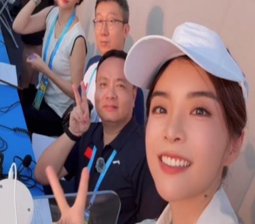 余霜更新视频："成都世运会开幕式，我居然就坐在央视解说旁边！"