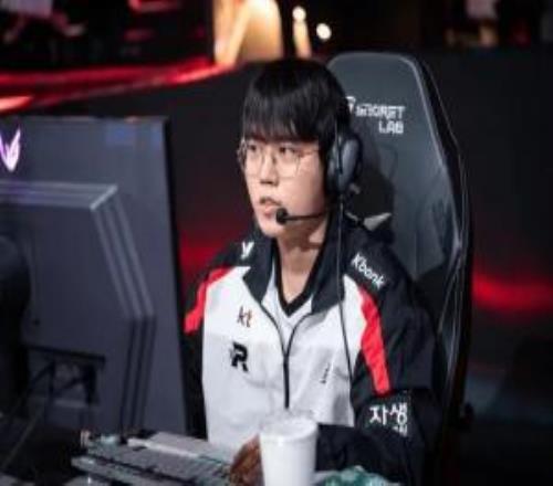 Cuzz：比赛时不说话的队友让人郁闷，赛季中版本改动对我和队伍很有利