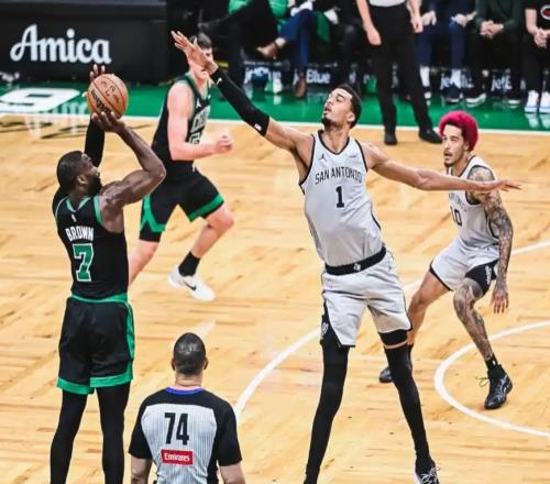 马刺终结6连败！文班替补21+6+3帽，布朗空砍27+8，卡斯尔险受伤