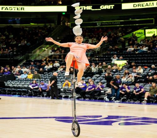 杂技GOAT！NBA超级巨星致敬中国顶碗大妈：比我们所有人更有天赋