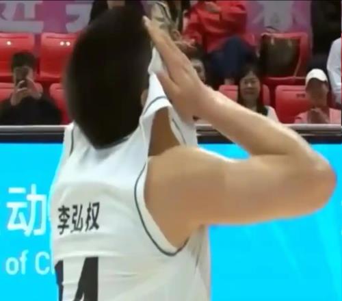 24岁锋将打疯了！全运会2战64分26板，张镇麟空降也难撼动其地位