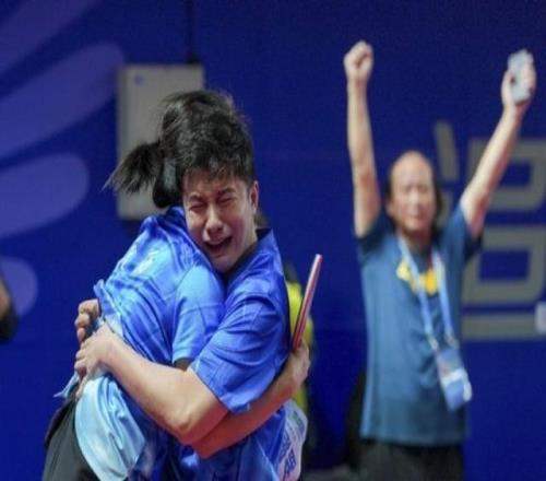 “这枚金牌是我们送给对方最好的礼物！”听障夫妻搭档二十年终圆梦，历史性摘得乒乓球混双桂冠