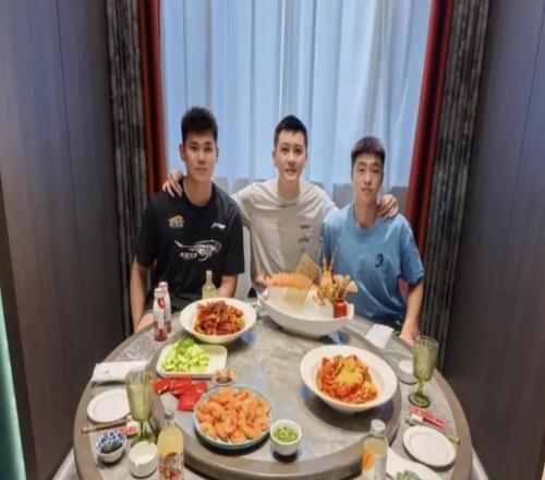 辽宁队正式表态，杨鸣重磅发文，禁赛二人有下家了，球迷感动