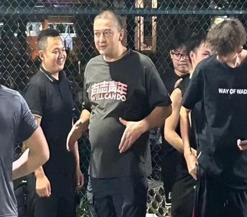 西热力江近况：34岁大腹便便，辞掉主教练，转型成功，老婆太美了