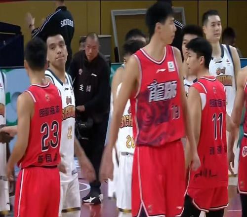 广州男篮30分大胜，三外援爆发陈国豪12分，四川男篮遭遇13连败