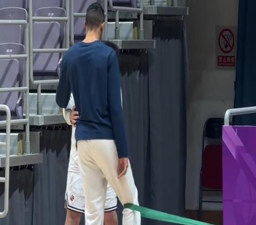 杜锋更新伤情动态！徐杰软组织挫伤未跟队训练，奎因将缺席一周多