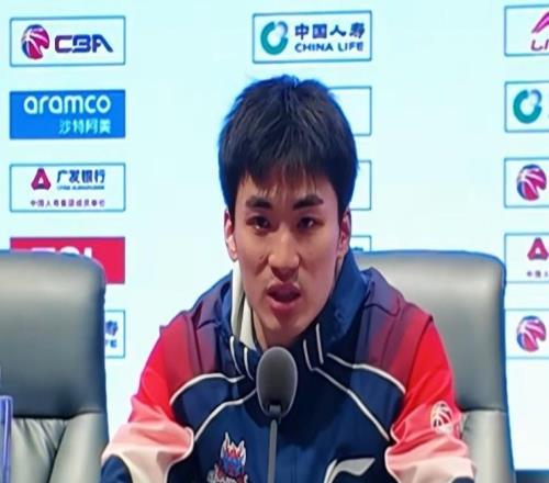 胜同曦发布会！邱彪仍在不满防守，直指高诗岩带伤+于德豪回暖！