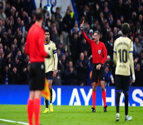 2次，阿劳霍是欧冠改制以来染红次数并列最多的巴萨球员